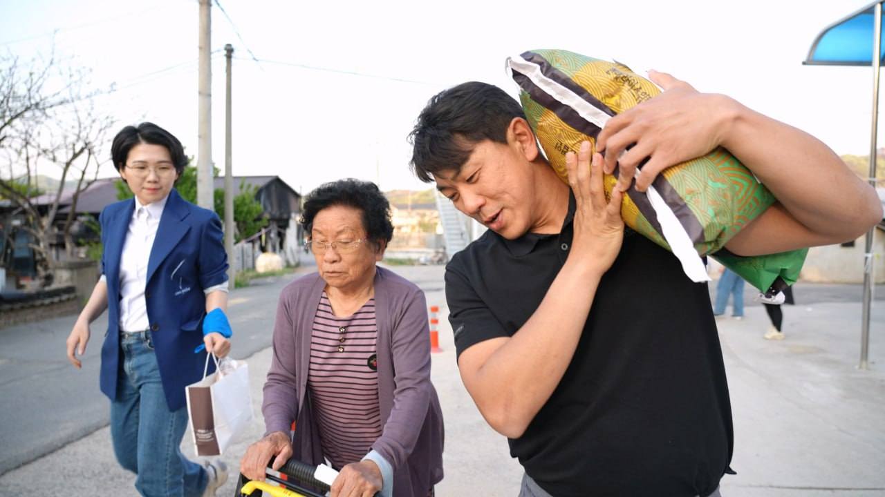 군민과 함께한 사진