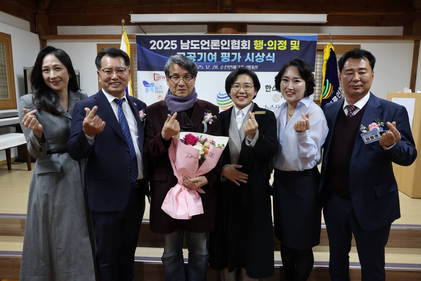 군민과 함께한 사진