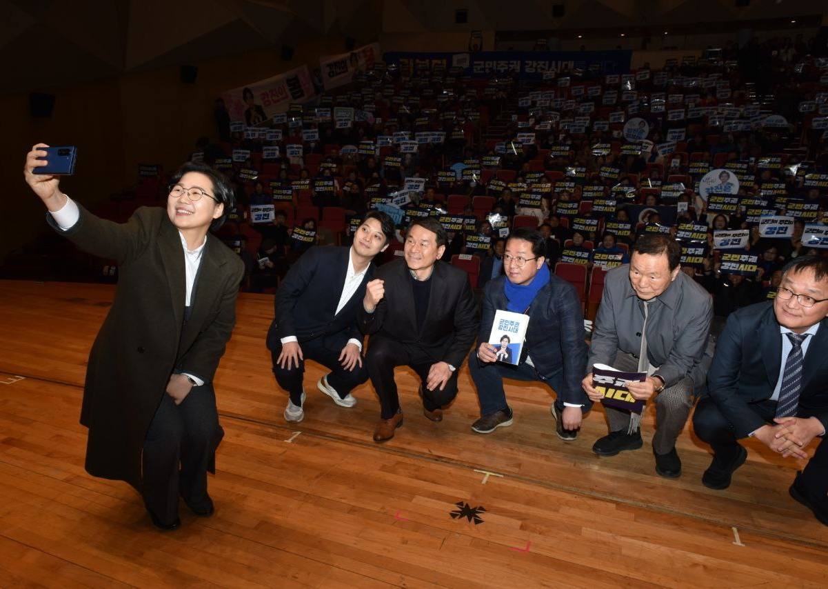 군민과 함께한 사진