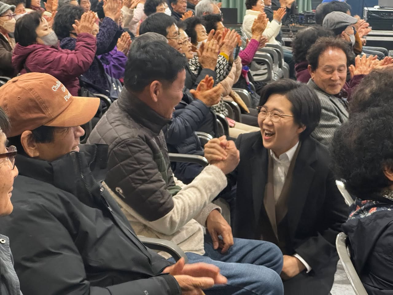 군민과 함께한 사진