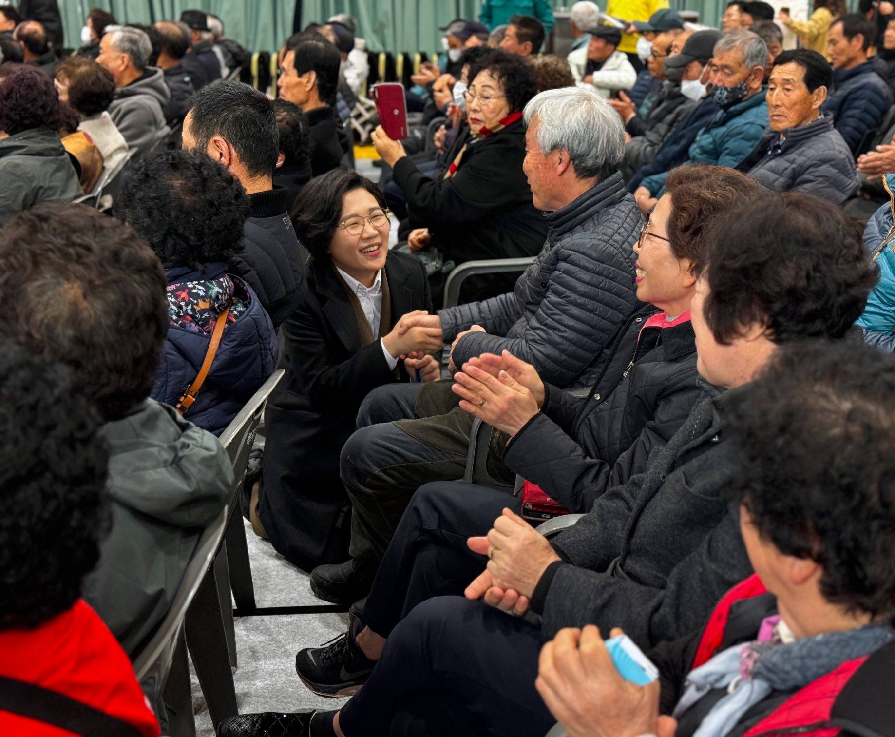 군민과 함께한 사진