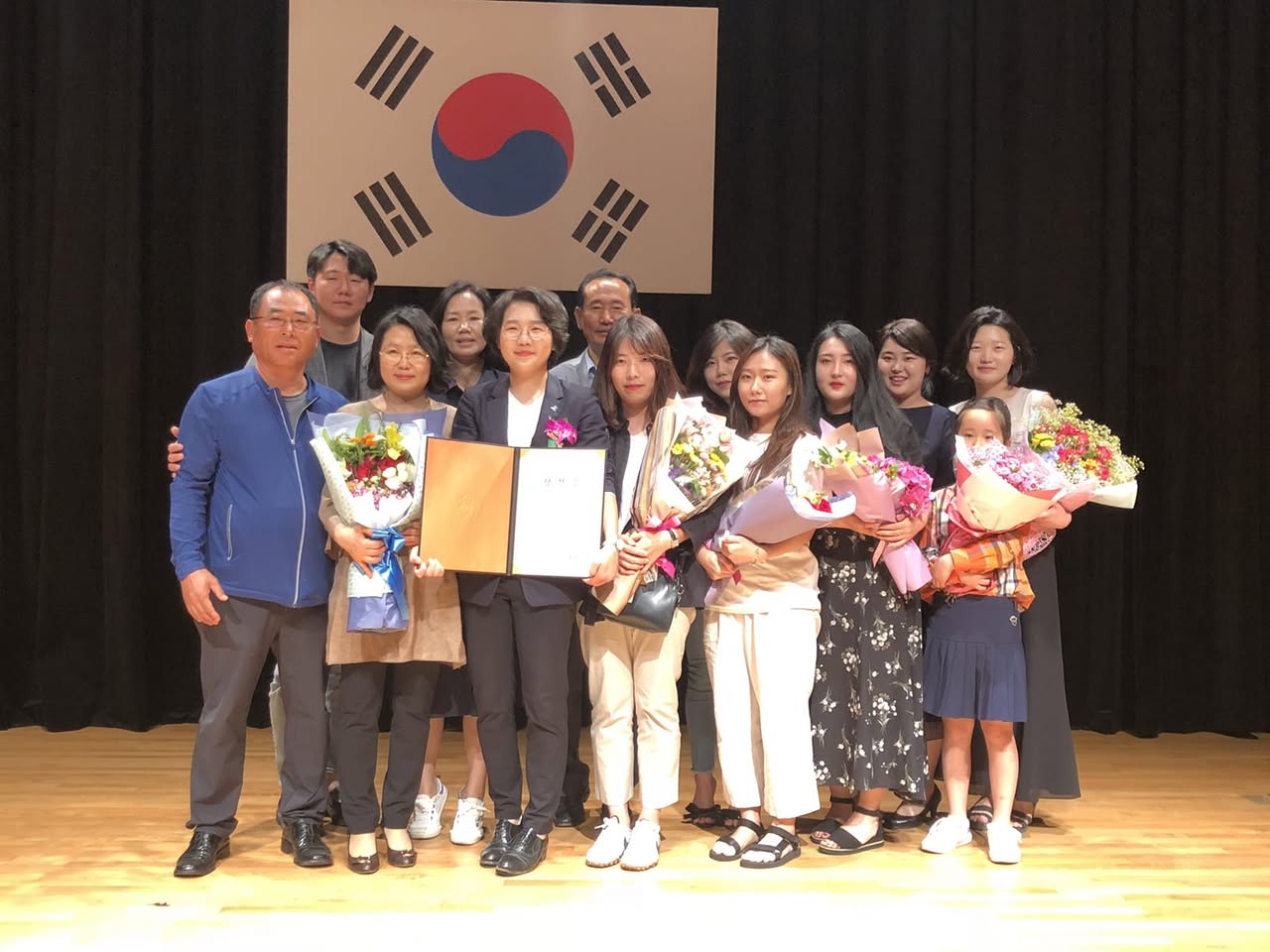 군민과 함께한 사진