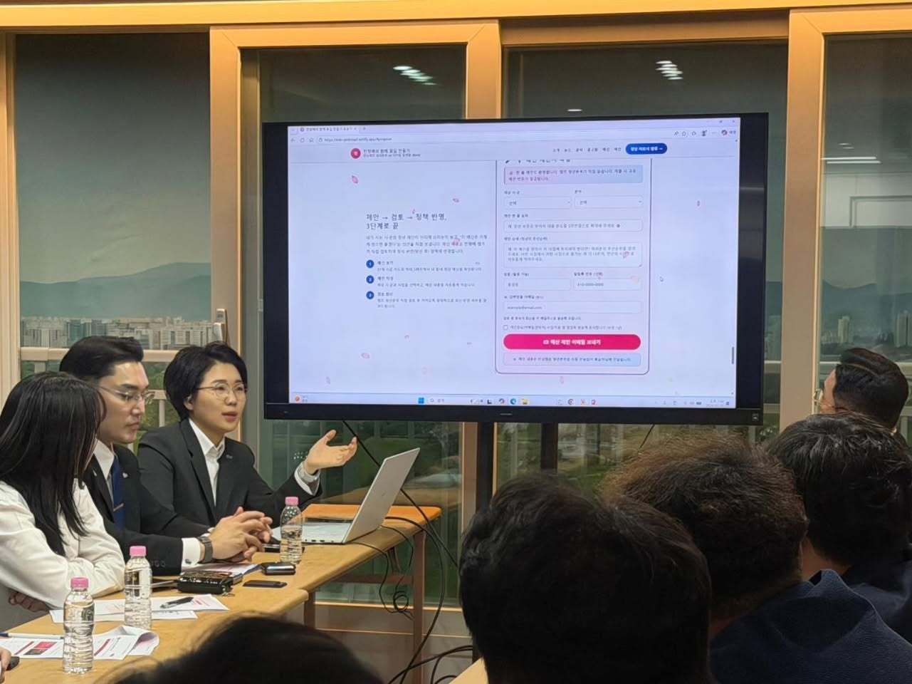 군민과 함께한 사진